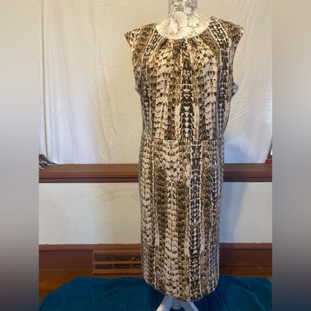 Dana Buchman dress with liner‎